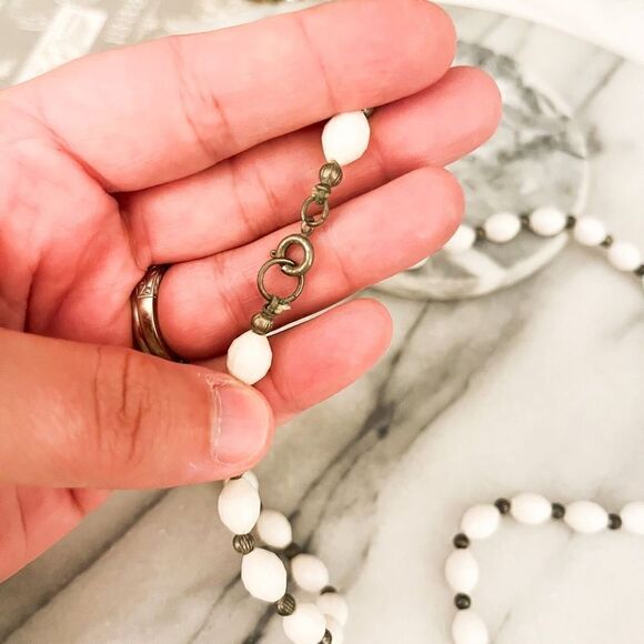 Vintage MCM Beaded Necklace White Plastic Long Midcentury Cottagecore - Picture 2 of 4